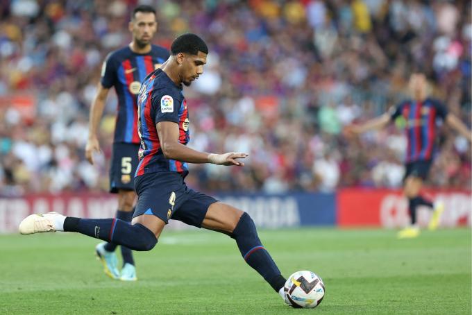 Ronald Araujo busca un pase en el Barcelona-Valladolid (Foto: Cordon Press).