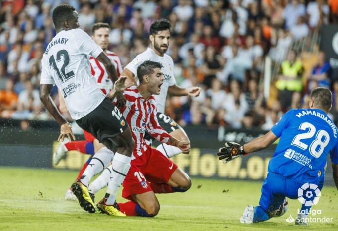Morata cae en el área del Valencia (Foto: LaLiga).