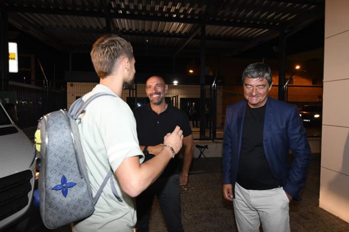 Januzaj, con Monchi a su llegada a Sevilla (Foto: Kiko Hurtado).
