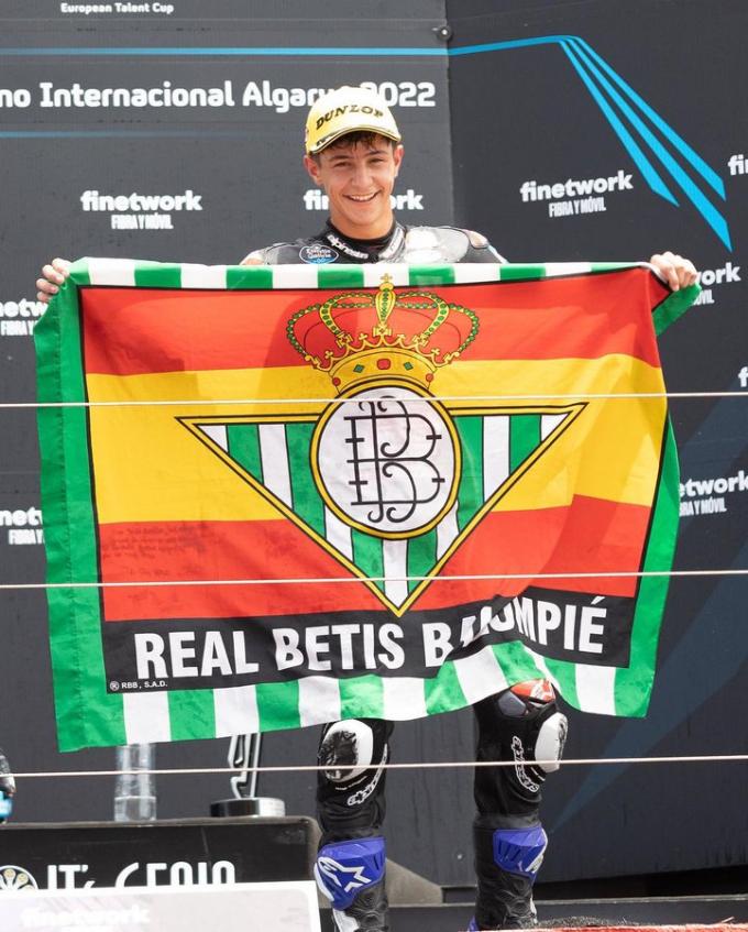 José Antonio Rueda con la bandera del Betis.