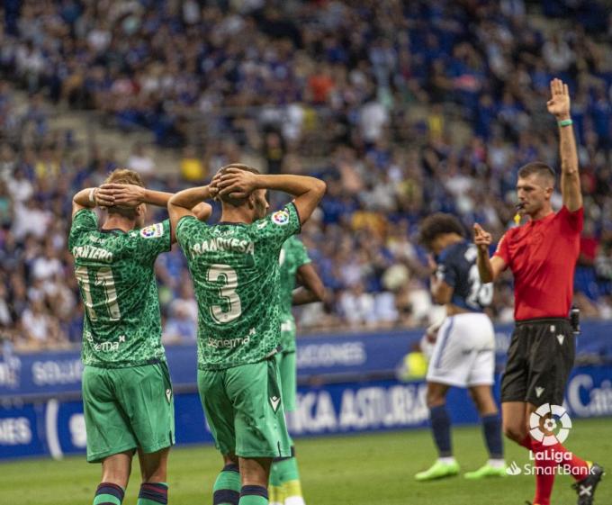 Franquesa y Cantero se lamentan en el Real Oviedo-Levante UD (Foto: LaLiga)