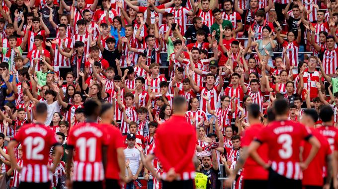 El once titular de Valverde recibe el apoyo de la grada popular en San Mamés (Foto: Athletic Club).