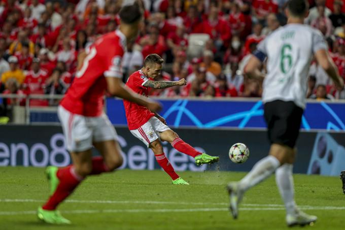 Álex Grimaldo anota su golazo en el Benfica-Maccabi Haifa (Foto: Cordon Press).