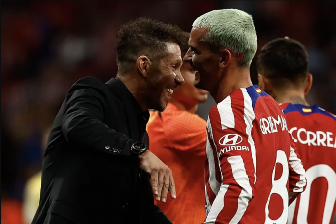 Griezmann celebra con Simeone el triunfo del Atlético de Madrid ante el Oporto (Foto: EFE).