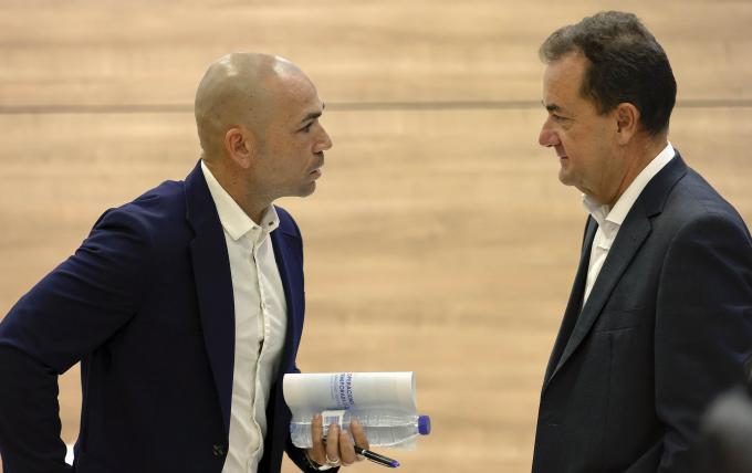 Manolo Gaspar charla con José María Muñoz (Foto: Málaga CF).