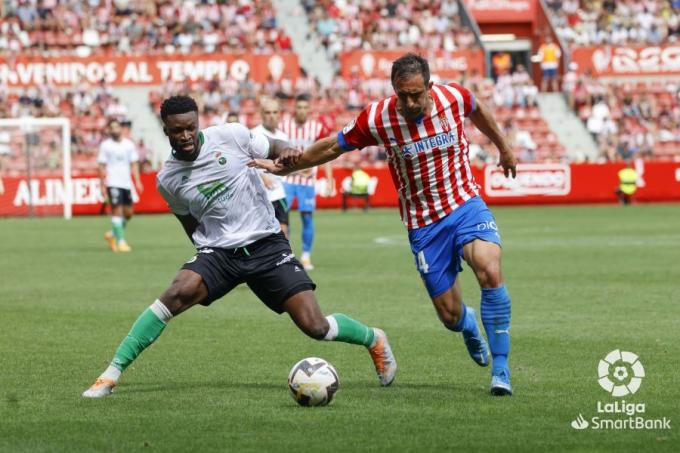 Cali Izquierdoz pugna con Sekou Gassama (Foto: LaLiga).