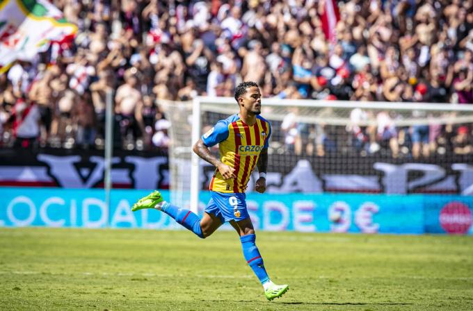 Kluivert debuta con el Valencia CF en Vallecas (Foto: Valencia CF).