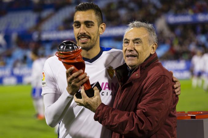 Borja Iglesias recibe el galardón de MVP de manos de José Luis Violeta (Foto: Daniel Marzo).