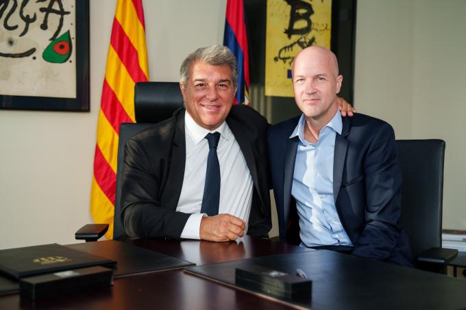 Joan Laporta, con Jordi Cruyff tras firmar como nuevo director deportivo del Barcelona (Foto: FCB).