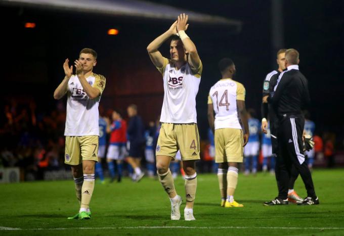 Soyuncu saluda a la afición del Leicester City (Foto: Cordon Press).