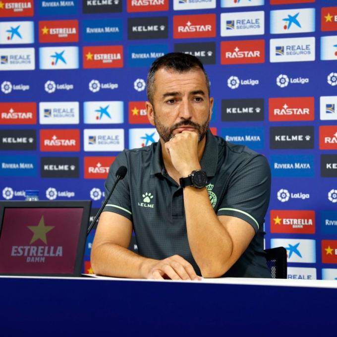 Diego Martínez, en rueda de prensa con el Espanyol (Foto: RCDE).