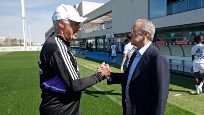 Carlo Ancelotti y Florentino Pérez se saludan en una sesión del Real Madrid (Foto: RM).