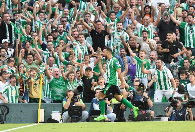 Borja Iglesias celebra su segundo gol al Girona (Foto: Kiko Hurtado).