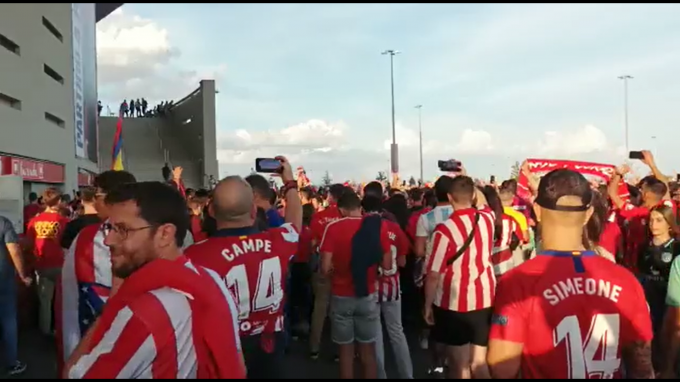 La afición del Atlético, en los exteriores del Metropolitano.