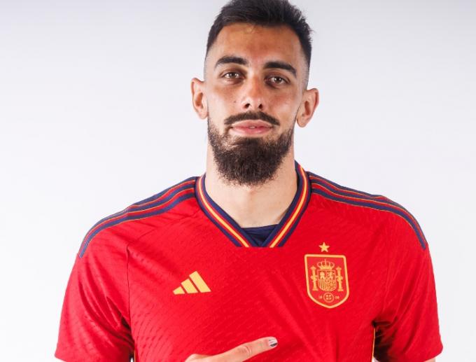 Borja iglesias, posando con la camiseta de la Selección de España.