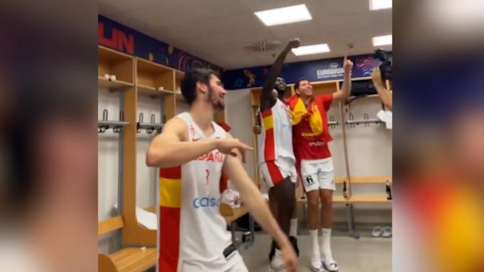 Fiesta en el vestuario de España tras ganar el Eurobasket 2022.