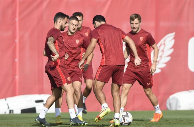 Los jugadores del Sevilla, en el entrenamiento de este lunes (Foto: Kiko Hurtado).