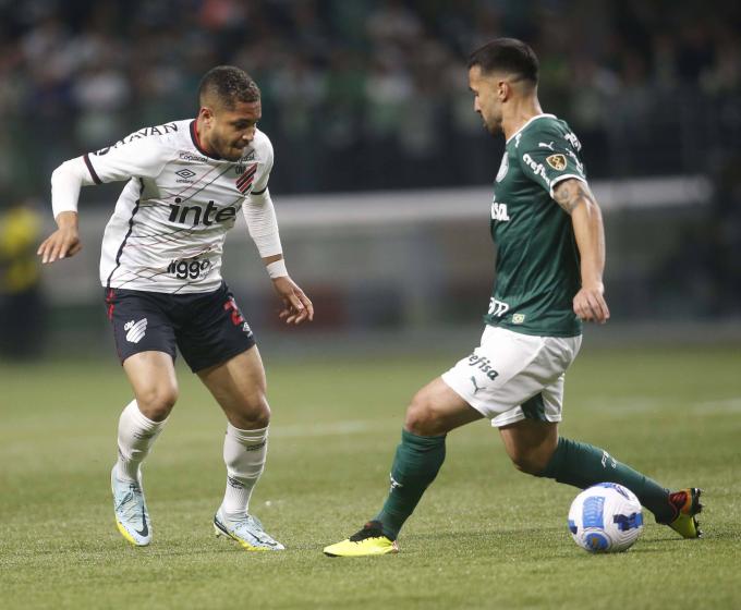Vitor Roque, en un partido con Athletico Paranaense (Foto: Corodn Press).