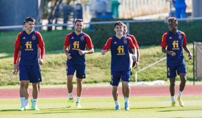El punta Nico Williams entrena con España en Las Rozas (Foto: @sefutbol).