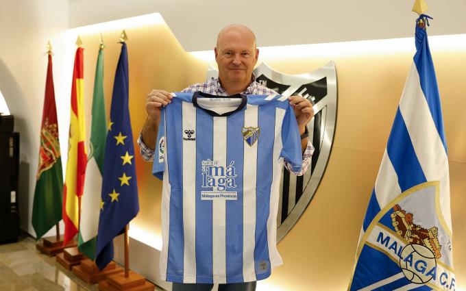 Pepe Mel posa con la camiseta del Málaga tras firmar su contrato (Foto: MCF).