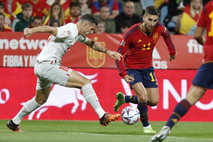 Ferran Torres trata de zafarse de la marca de Xhaka en el España-Suiza (Foto: EFE).