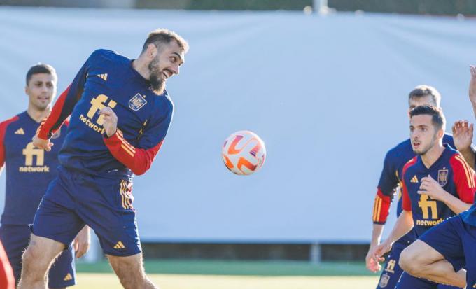 Borja Iglesias cabecea ante Sarabia (Foto: SeFútbol).