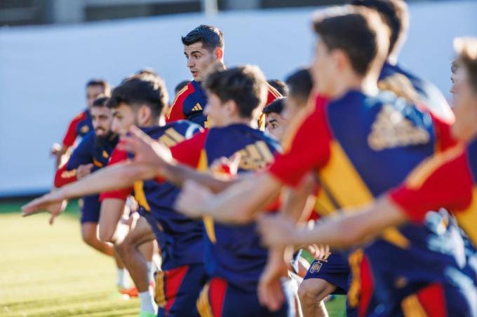 Morata, en el entrenamiento de la selección española entre varios jugadores antes de jugar contra Portugal (Foto: SeFutbol).