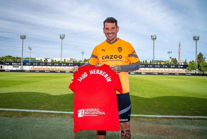 El portero Iago Herrerín regresa a LaLiga una vez que ha firmado por el Valencia CF.