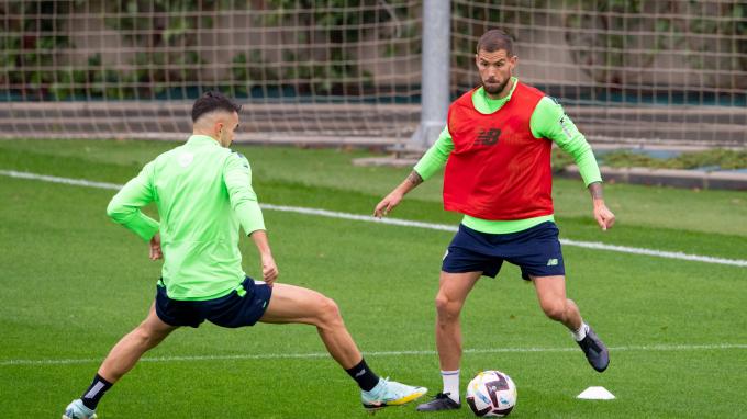 El central Iñigo Martínez la juega en un entrenamiento en Lezama (Foto: Athletic Club).