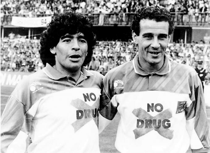 La mítica foto de Diego Armando Maradona con Julio Alberto en un partido 'Contra la Droga'.
