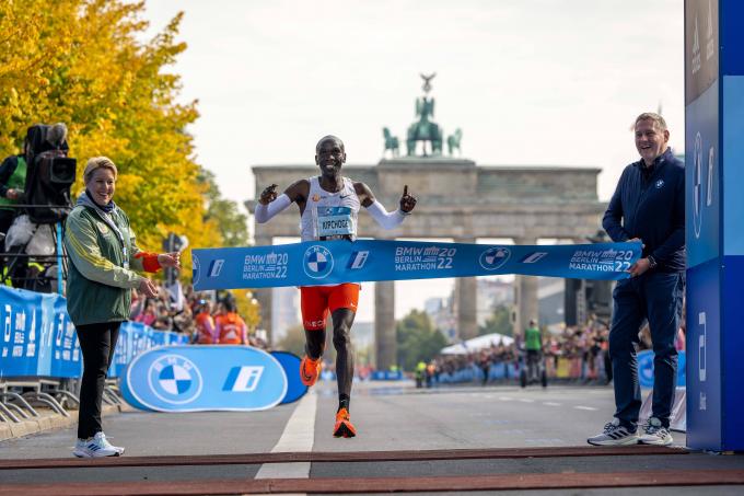 Eliud Kipchoge, en su llegada a meta en el Maratón de Berlín (Foto: Cordon Press).
