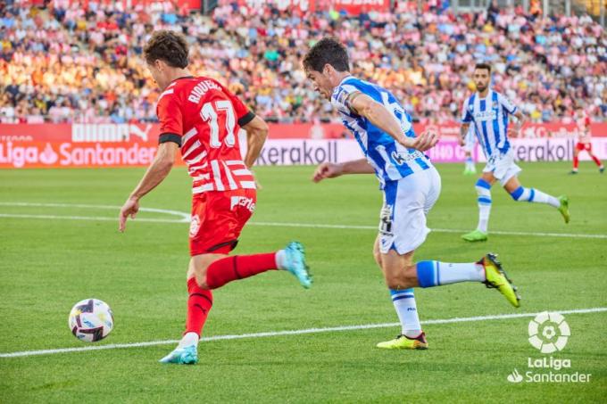 Aritz Elustondo persigue a un jugador del Girona (Foto: LaLiga).