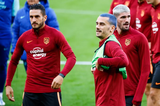 Koke, Griezmann y Rodrigo de Paul, en la sesión del Atlético de Madrid en Brujas (Foto: EFE).