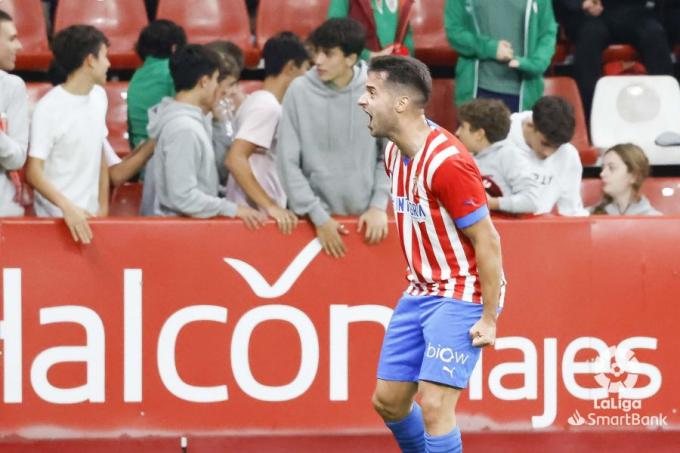 Celebración del gol de Jony durante el Sporting-Villarreal B (Foto: LaLiga).