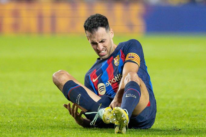 Sergio Busquets se duele sobre el césped (Foto: Cordon Press).