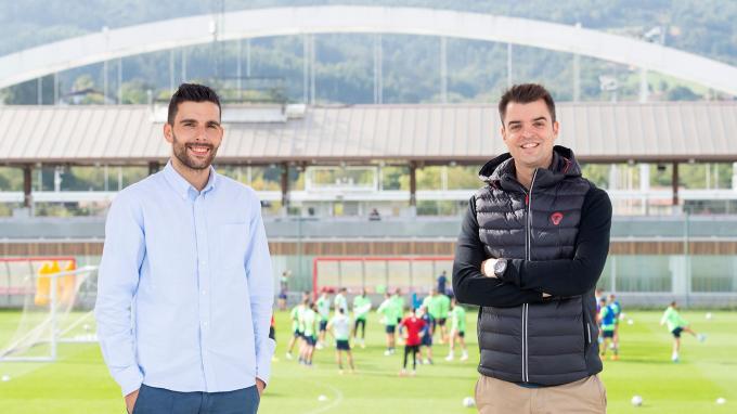 Eneko Bóveda posa con Mikel González en Lezama (Foto: Athletic Club).