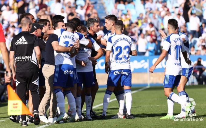 Los jugadores del Zaragoza celebran el gol de Grau al Villarreal B (Foto: LaLiga).