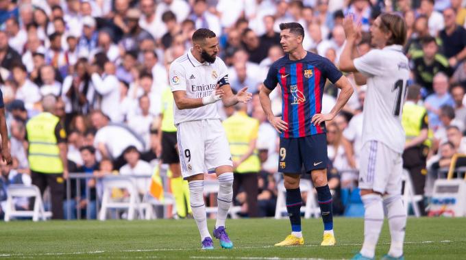 Benzema y Lewandowski, en el Clásico Real Madrid-Barcelona (FOTO: Cordón Press).