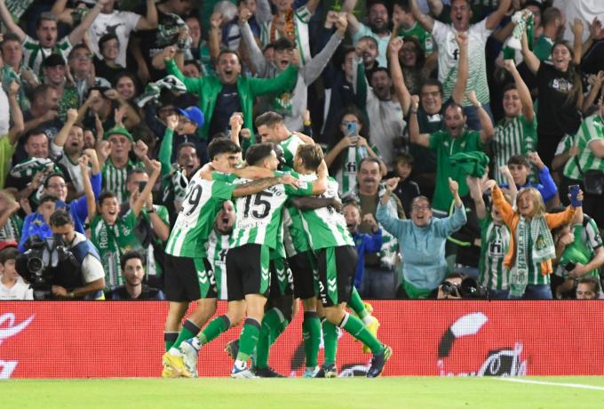 Los aficionados y los jugadores celebran un gol en el Benito Villamarín (foto: Kiko Hurtado).