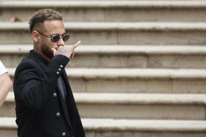 Neymar saluda a su llegada a la Audiencia de Barcelona para el juicio (Foto: EFE).