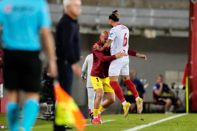 Gudelj, celebrando su gol con Dmitrovic (Foto: Cordon Press).