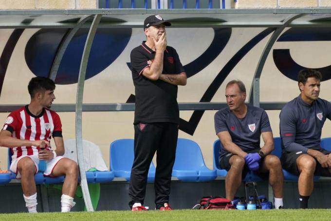 Bingen Arostegi dirige al Bilbao Athletic en Amorebieta (Foto: Athletic Club).