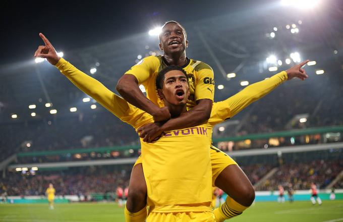 Moukoko y Bellingham celebran el gol del Borussia Dortmund (Foto: Cordon Press).