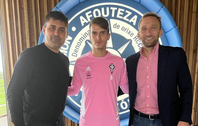 De izquierda a derecha, David Aganzo, Presidente de la AFE, Denis Suárez, jugador del Celta, y Die
