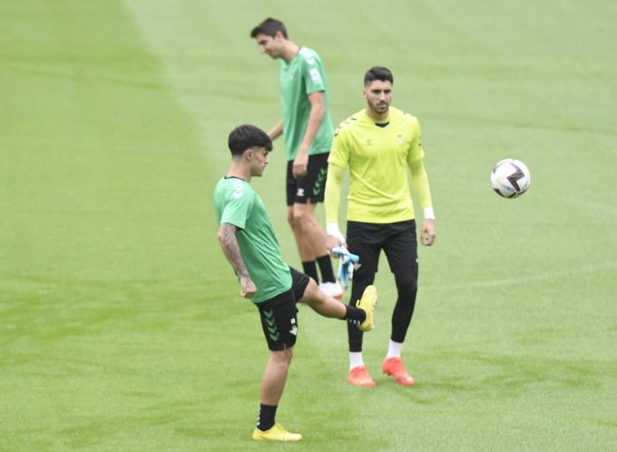 Juan Cruz, en un entrenamiento del Betis (Foto: Kiko Hurtado)