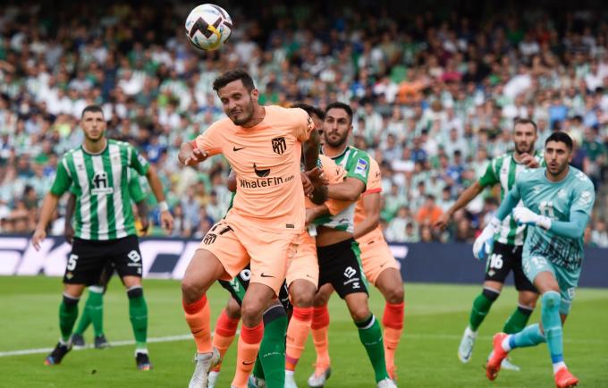 Saúl intenta cabecear un balón en el área del Betis (Foto: Kiko Hurtado).