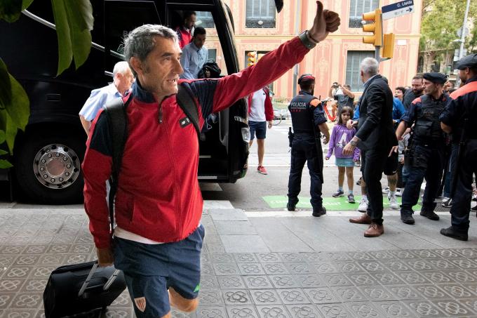 Ernesto Valverde saluda a su llegada a Barcelona (Foto: Athletic Club).