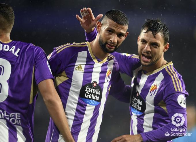Plano felicita a Joaquín por su gol.