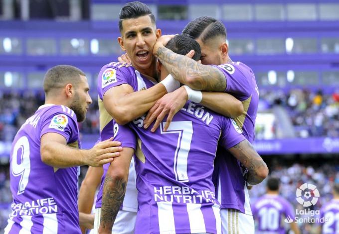El Yamiq celebra el gol de Sergio León.