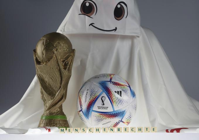 La'eeb, la mascota del Mundial de Qatar con la Copa del Mundo y la pelota (Foto: Cordon Press).